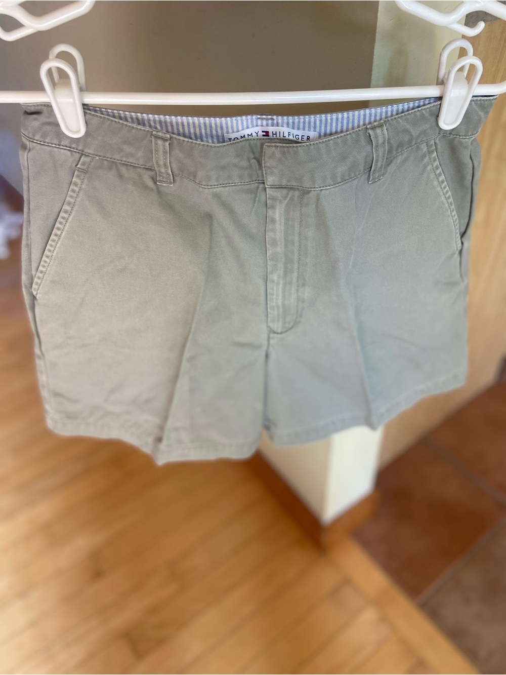 Tommy Hilfiger Women’s Khaki Chino Shorts – Size 6 Olive Green